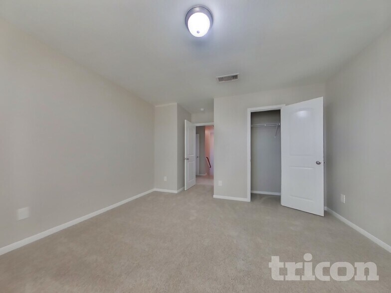 Building Photo - 916 American Monarch Dr