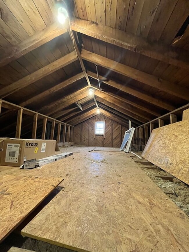 Building Photo - Newly-RENOVATED 2/2 House in a prime location!