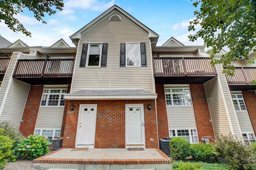 Building Photo - 16 Castle Dr