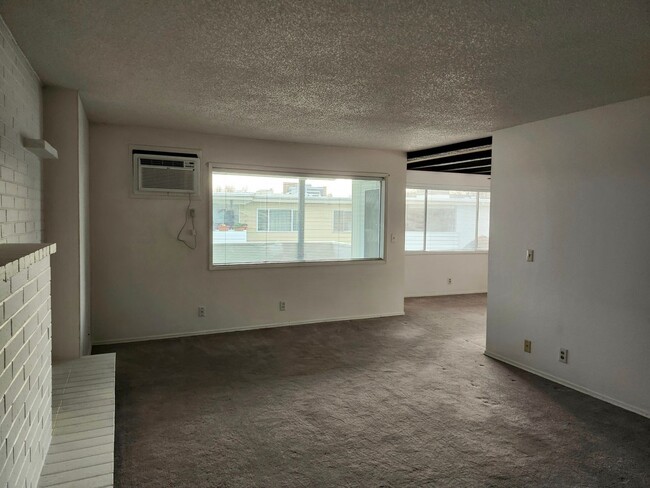 Building Photo - Oversized 2 bedroom Condo -  **$500 off Mo...