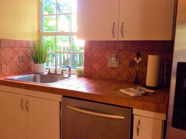 Building Photo - 382 Ellamar Rd