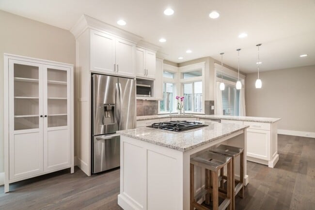 Building Photo - Luxury Townhome in the Heart of Lake Osweg...