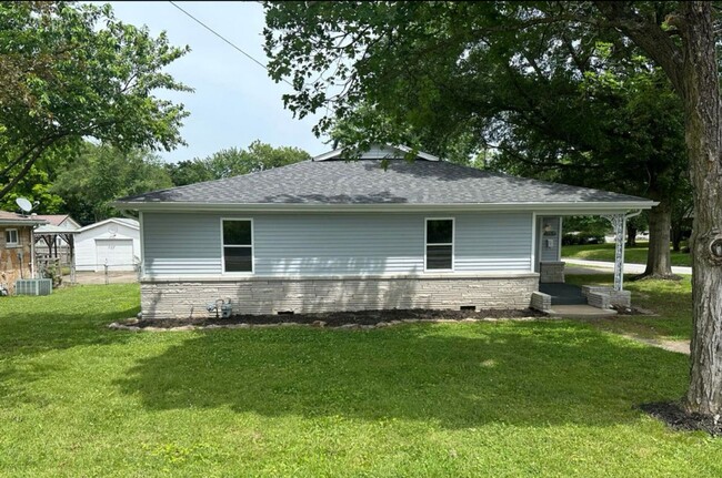 Building Photo - 3 bed/2 bath/1 car garage