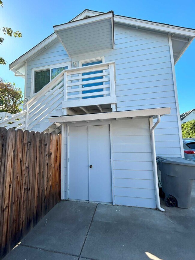 Building Photo - 204 Toyon Ln