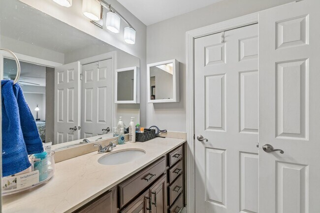 Building Photo - 2 bed/2 bath condo in Penn Valley