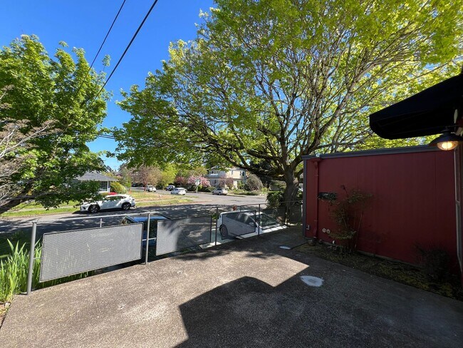 Building Photo - PENDING APPLICATIONS - RICHMOND ONE BEDROOM AVAILABLE FOR IMMEDIATE MOVE-IN - SEE LISTING FOR SPE...