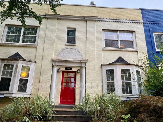 Building Photo - 1204 Holbrook St NE