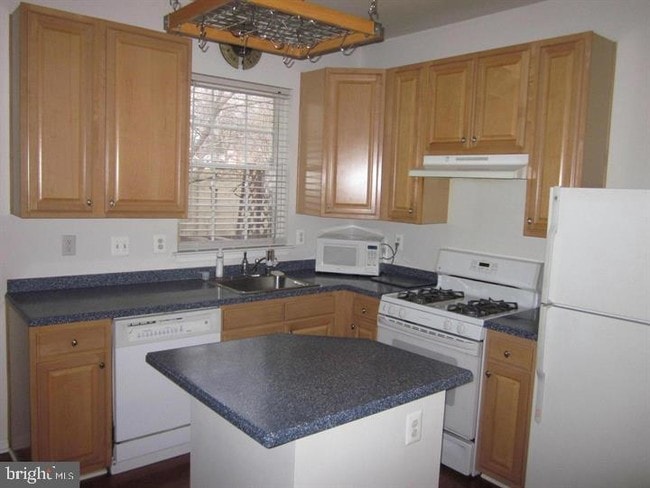 Building Photo - 635 Baystone Ct