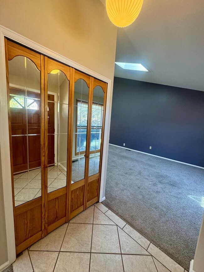 Building Photo - 4 Bedroom Home in Villa Loma-Available NOW