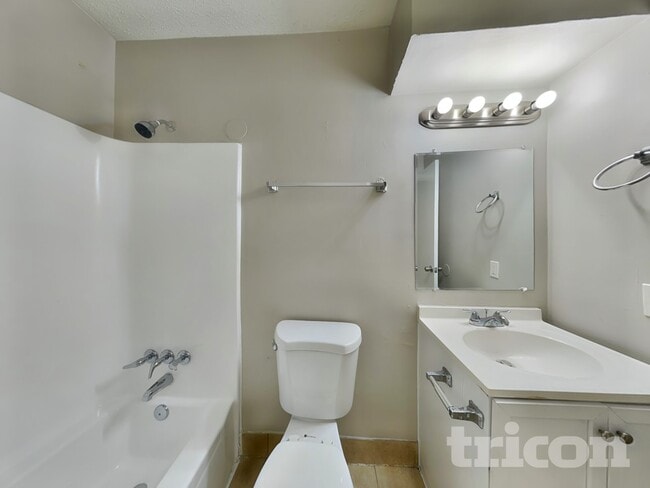 Building Photo - 2014 Briar Ridge Dr