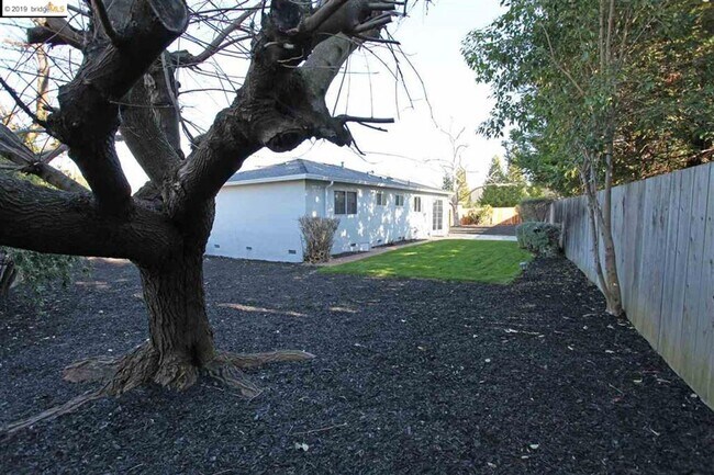 Building Photo - Clean/Remodeled 3 Bedroom 2 Bath with Large  Lot