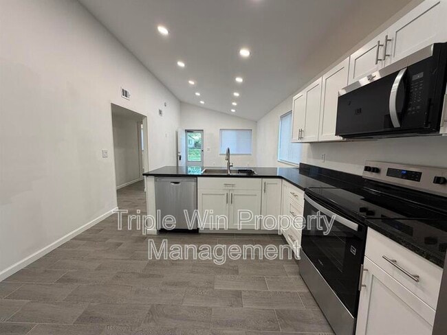 Building Photo - 1332 Langholm Dr