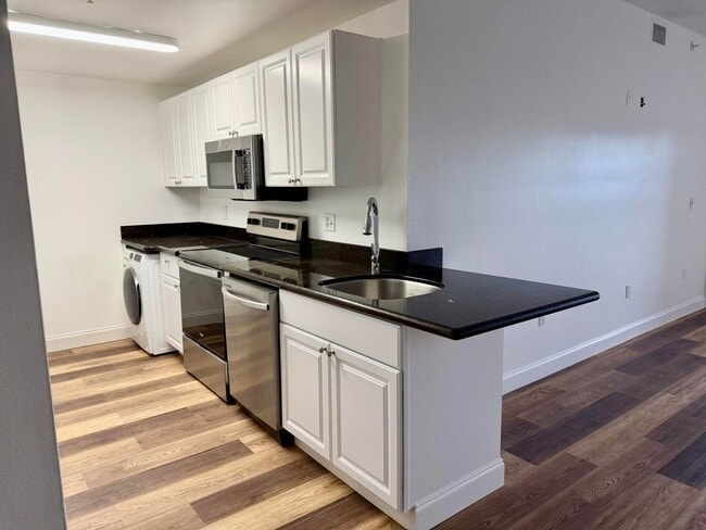 Building Photo - 2080 Greenview Shores Blvd