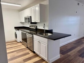 Building Photo - 2080 Greenview Shores Blvd