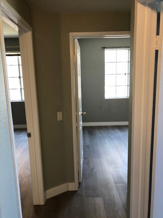 Building Photo - Beautiful 3 bedroom 2 bath Townhome across...