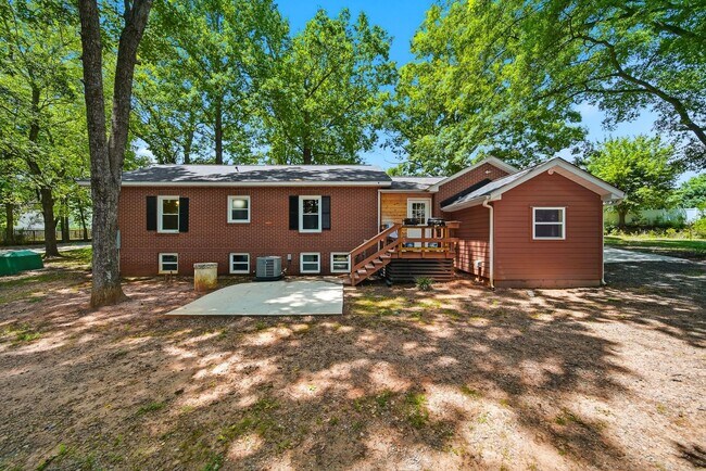 Building Photo - Serene 3BR Ranch with Spacious Yard & Updated Interiors