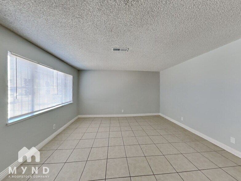 Building Photo - 893 W Carey Ave