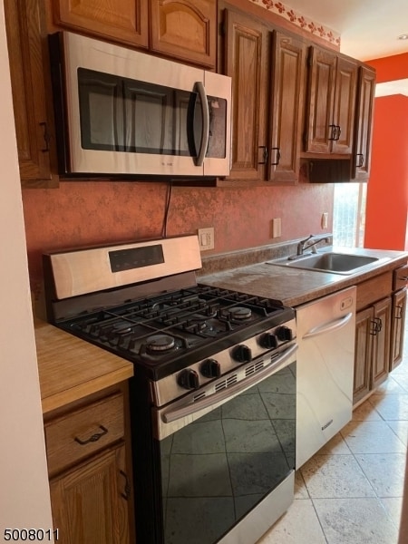 Building Photo - 448 River Rd