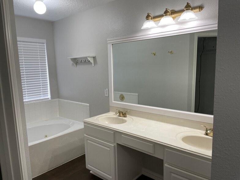 Bedroom # 1 Bathroom - 1384 Havelock Dr