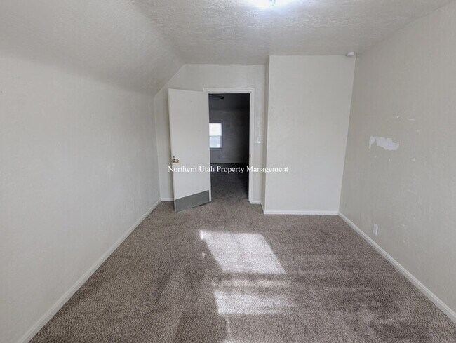 Building Photo - Upper Unit 2 Bed 1 Bath