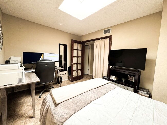Building Photo - "Well Maintained 3 Bedroom, 2 Bathroom Poo...