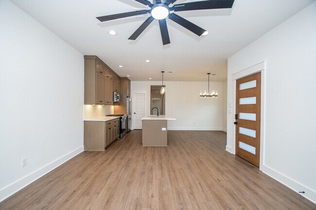 Building Photo - 4101 Victoria