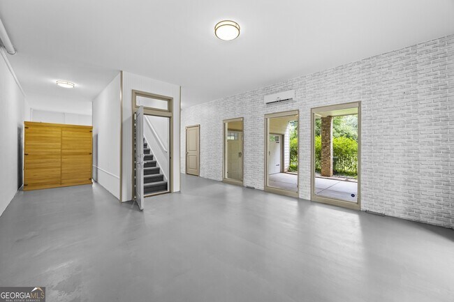 Building Photo - 1742 Helen Dr NE