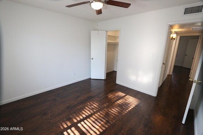 Building Photo - 6624 S Palm Dr