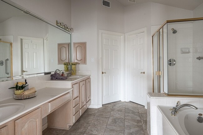 Building Photo - 7712 Lakecrest Cir