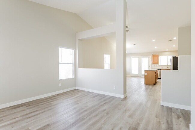 Building Photo - 1283 Silver Knoll Ave