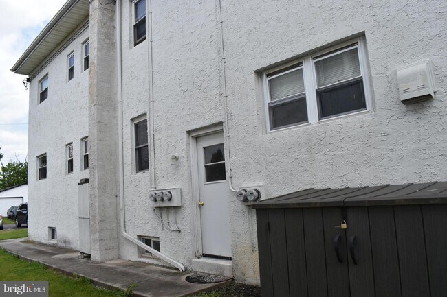 Building Photo - 702 Kenilworth Ave