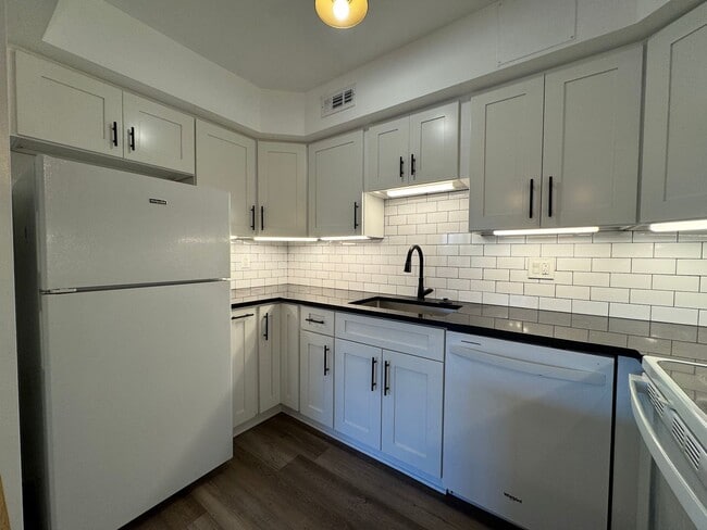 Building Photo - Bright and Cozy 1 Bed 1 Bath Condo In Beautiful Cleveland Park