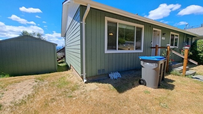 Building Photo - 2 Bedroom 1 Bath Duplex