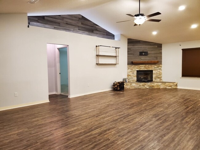 Building Photo - 4 Bedroom 2 Bath home located in heart of ...