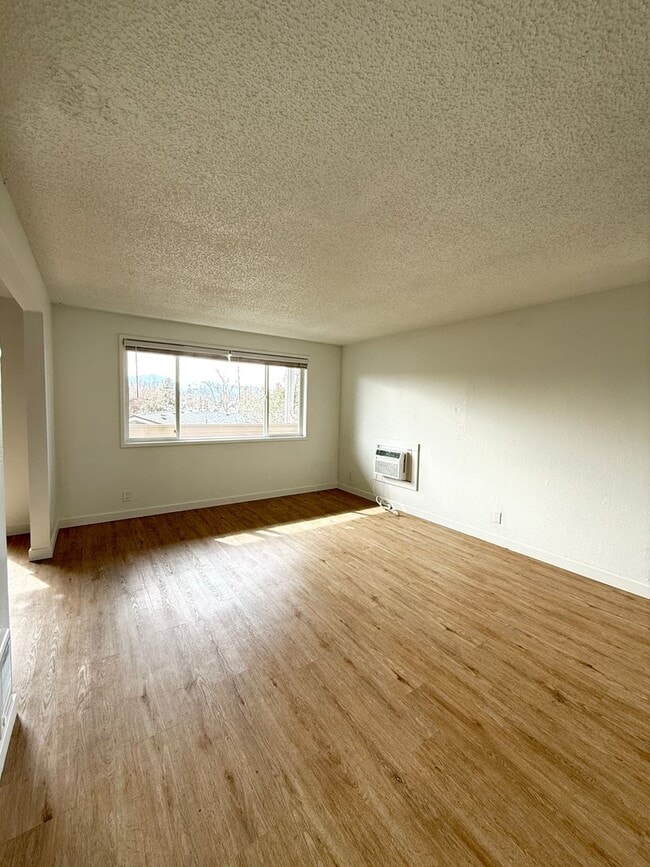 Building Photo - Townhome in North Medford!