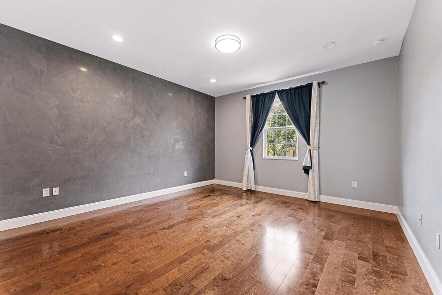 Building Photo - 6884 Julia Gardens Dr