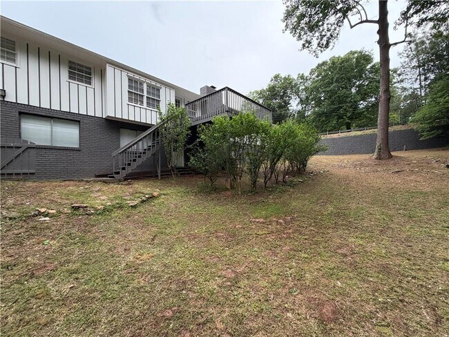 Building Photo - 3336 Camelot Dr NE