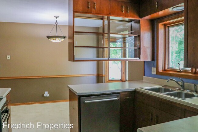 Building Photo - 4 br, 2 bath House - 3310 Tripp St.