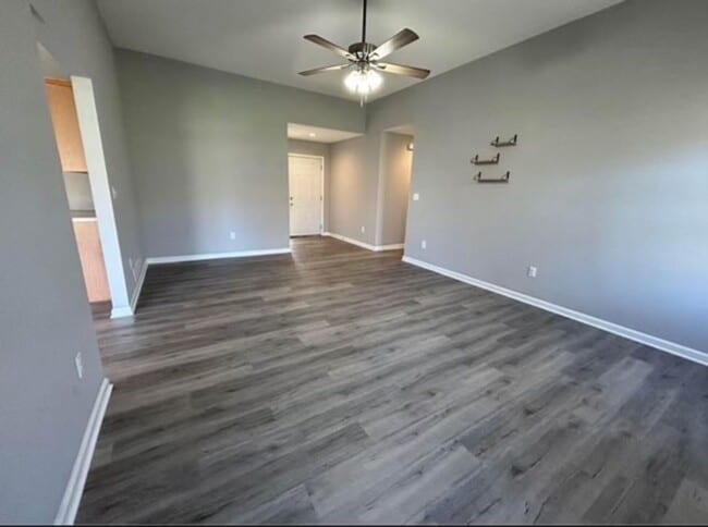 Building Photo - Impressive 3 Bed 2 Bath House In 7 Oaks!