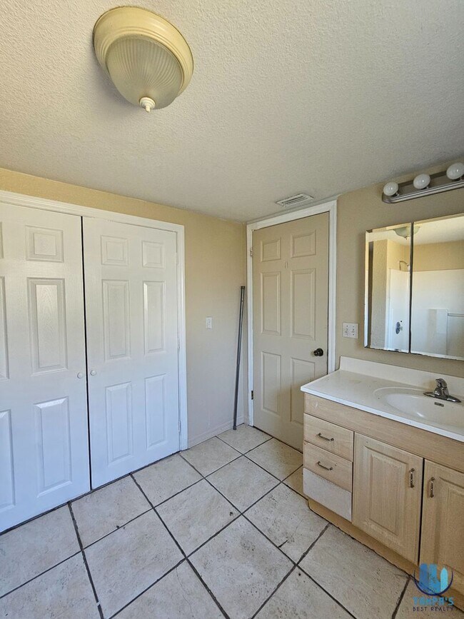 Building Photo - Beautiful 3 Bed | 2 Bath HOME on a DOUBLE LOT located in central Lakeland for rent and available ...