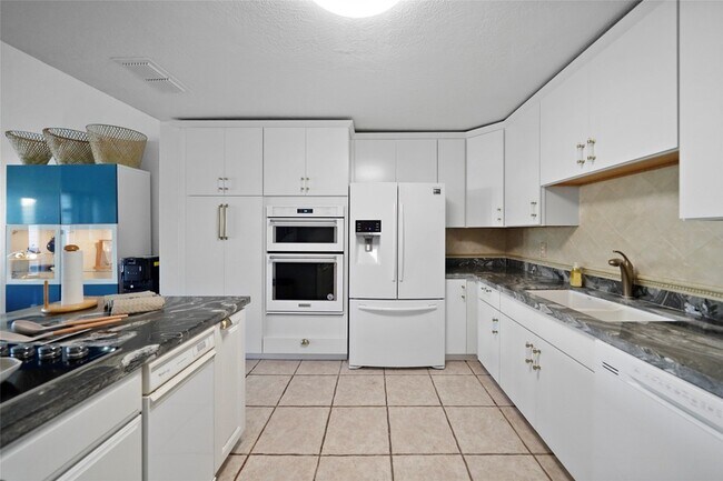 Building Photo - 3 April Point Dr S