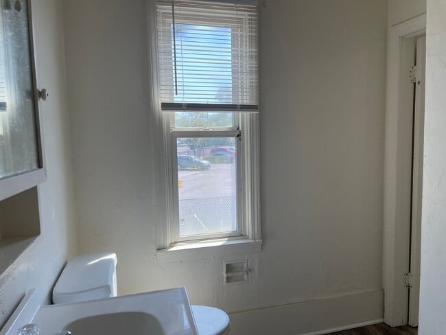 Building Photo - Newly Renovated-1 Bedroom 1 Bath Upstairs ...