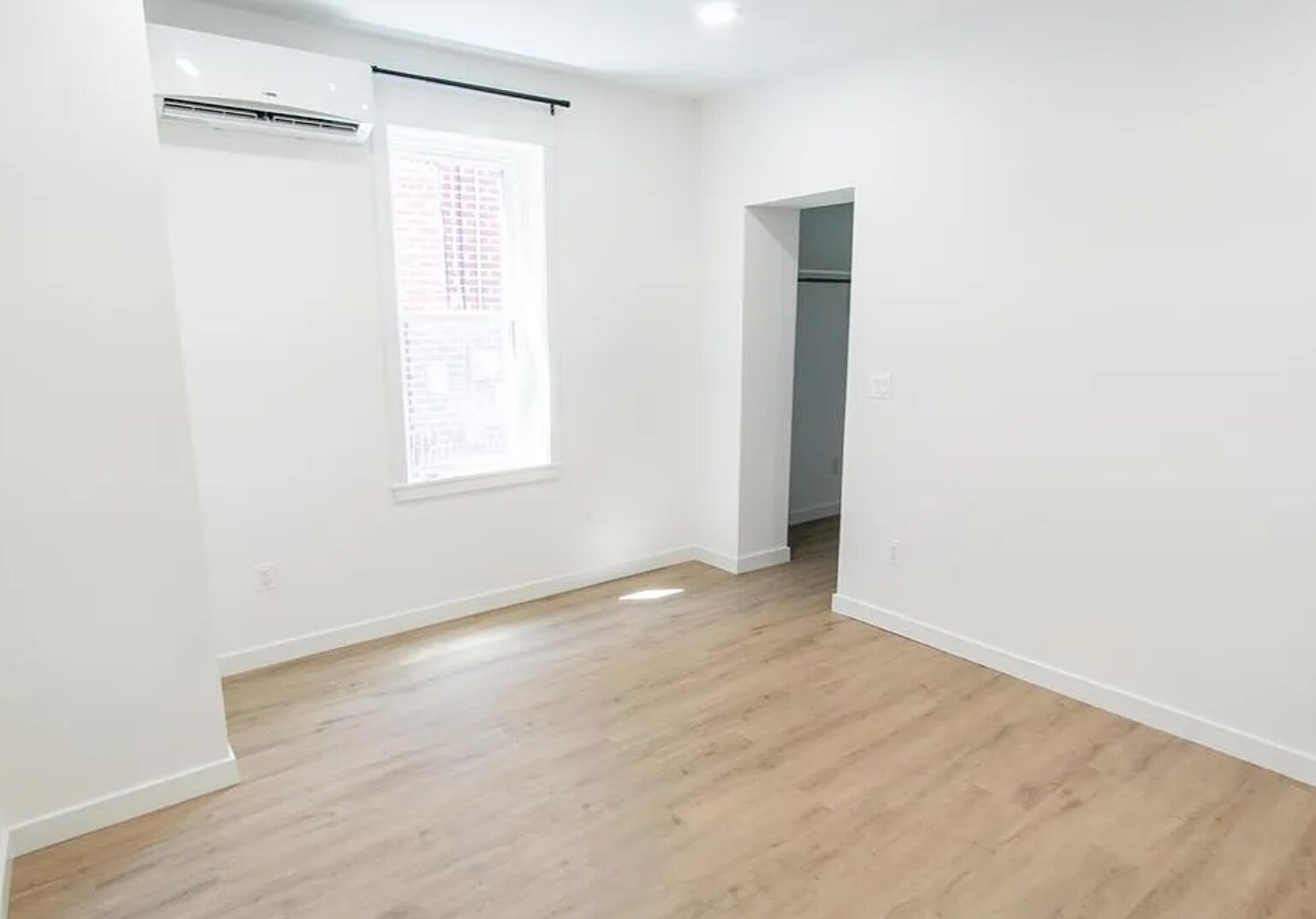 Building Photo - 1915 W Livingston St