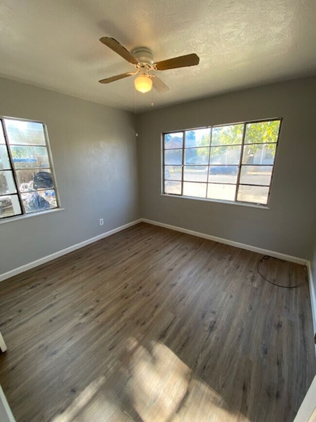 Building Photo - 460 E Wyandotte St