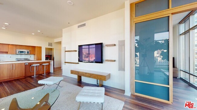 Building Photo - 1100 S Hope St