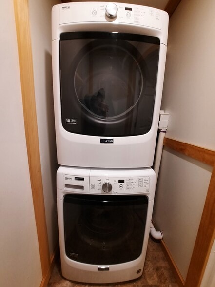 IN APARTMENT DOUBLE SACK WASHER/DRYER - 247 Main St