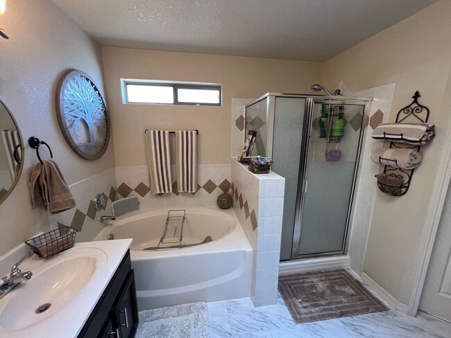 Building Photo - Charming 3-Bed, 2.5-Bath Home with Cozy Fi...