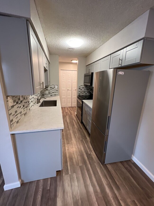 Building Photo - Recently Renovated 2 bedroom 1 bath Garden...