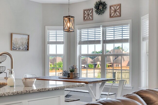 Building Photo - FULLY and Tastefully furnished 3 bedroom h...