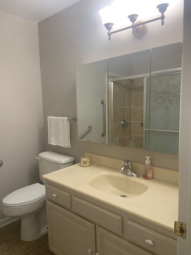 Building Photo - 3 Bedroom Located Near Four Seasons Mall